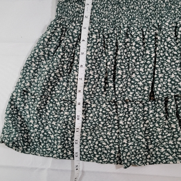 American Eagle Size Med Womens Shirt. Green and Cream Floral - Picture 6 of 6